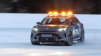 Ein Cupra Safety Car driftet auf Eis