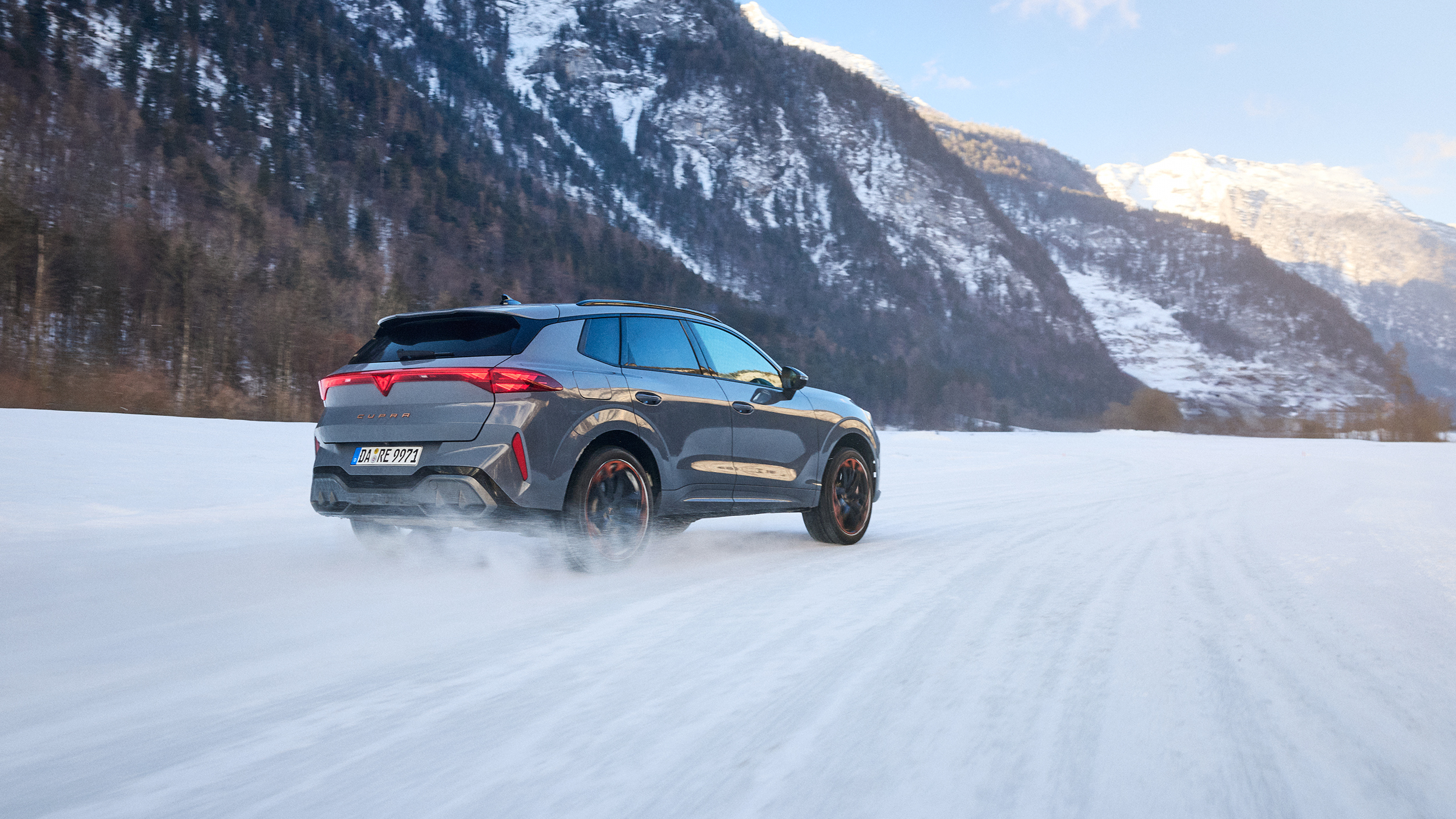 Ein grauer Cupra Terramar fährt auf Schneefahrbahn