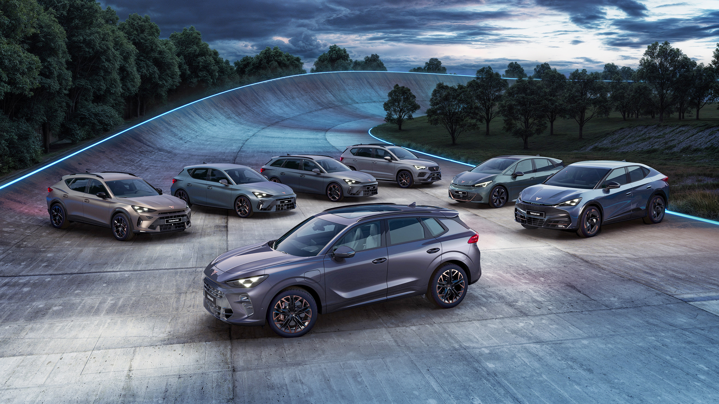 Sieben Cupra Fahrzeuge stehen aufgereiht