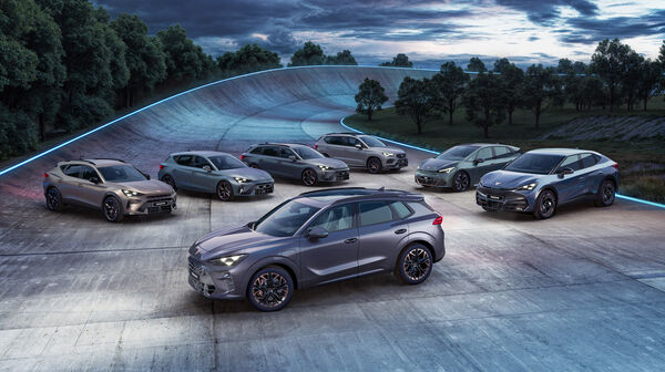 Sieben Cupra Fahrzeuge stehen aufgereiht