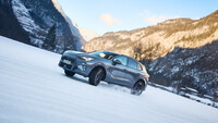 Ein grauer Cupra Terramar fährt auf einer vereisten Fläche