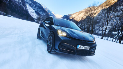 Ein Cupra Tavascan fährt auf einer verschneiten Fläche