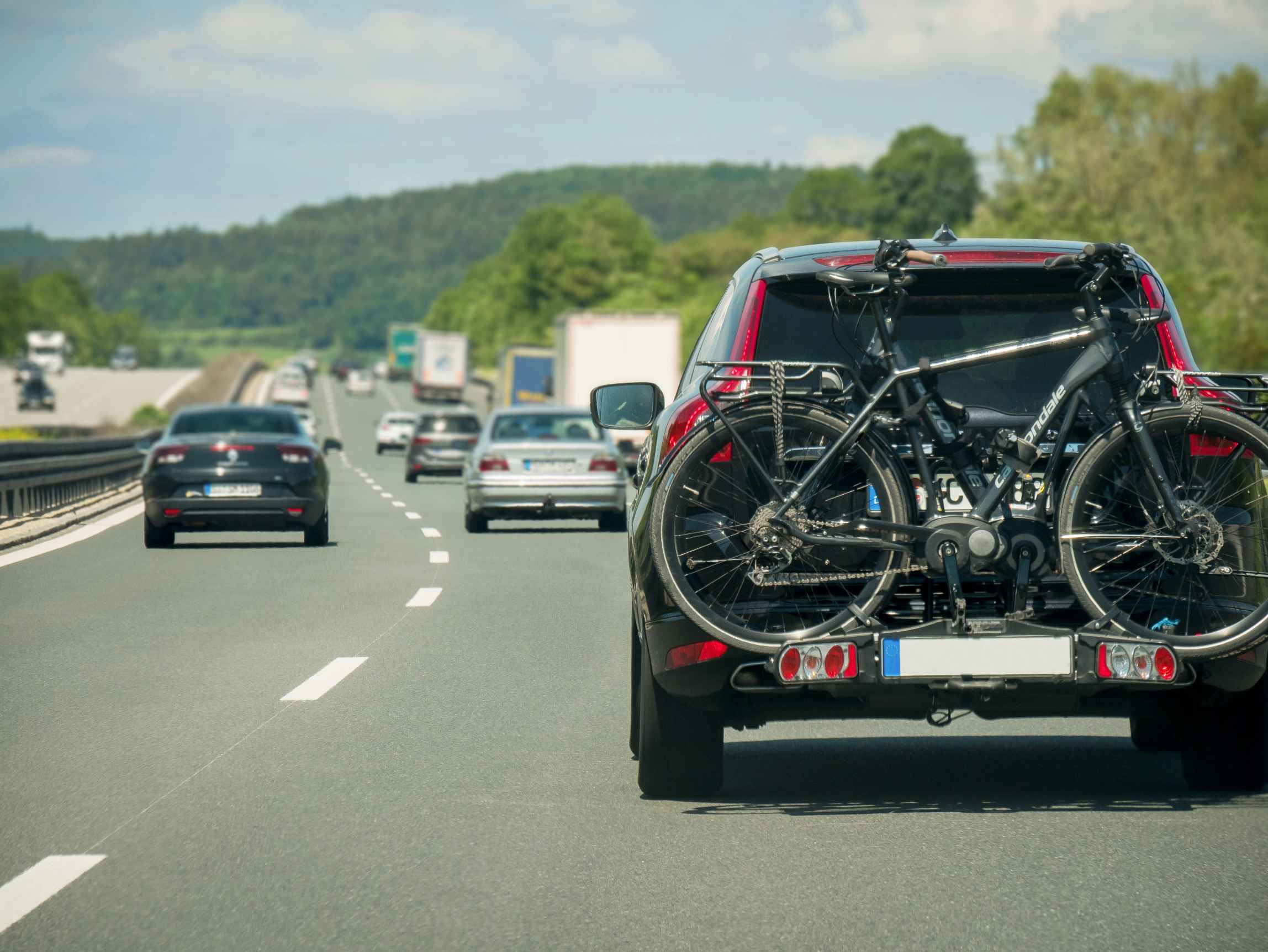 Ein Auto mit Heckfahrradträger auf einer Autobahn