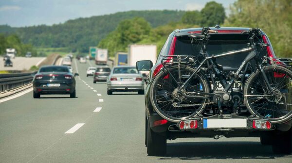 Ein Auto mit Heckfahrradträger auf einer Autobahn