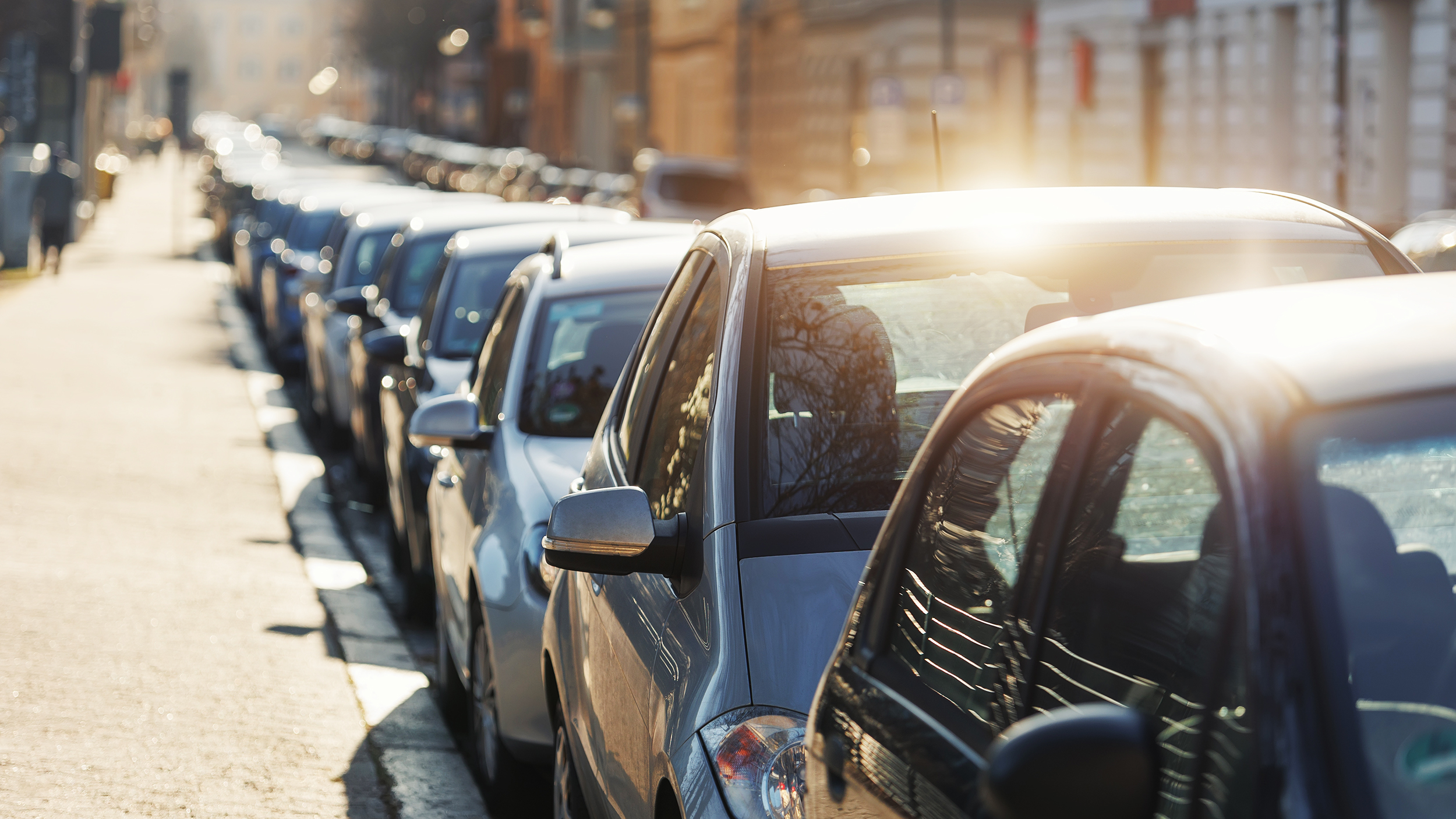Viele Autos parken auf der Straße in einer Stadt
