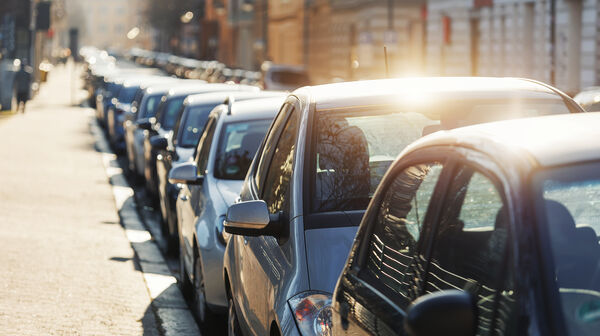 Viele Autos parken auf der Straße in einer Stadt