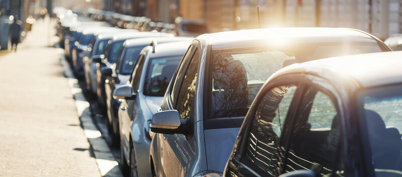 Viele Autos parken auf der Straße in einer Stadt