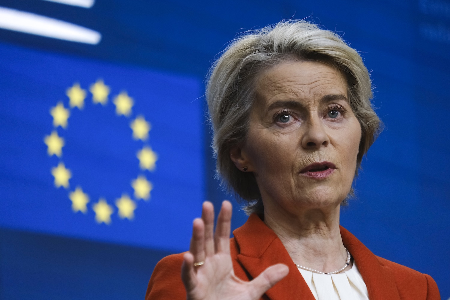 Ursula von der Leyen vor einer EU-Flagge
