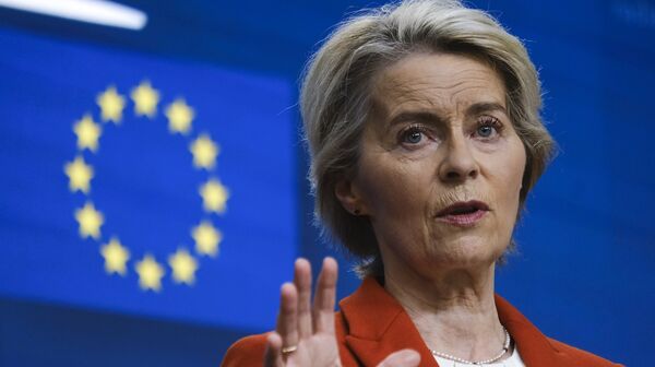 Ursula von der Leyen vor einer EU-Flagge
