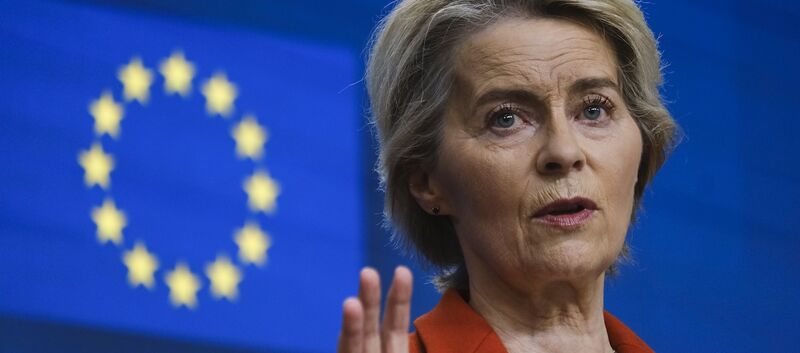Ursula von der Leyen vor einer EU-Flagge