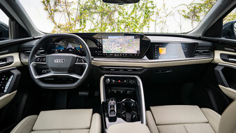 Innenraum eines Audi Q5 mit beigen Vordersitzen, Panoramadisplay und Beifahrerdisplay.