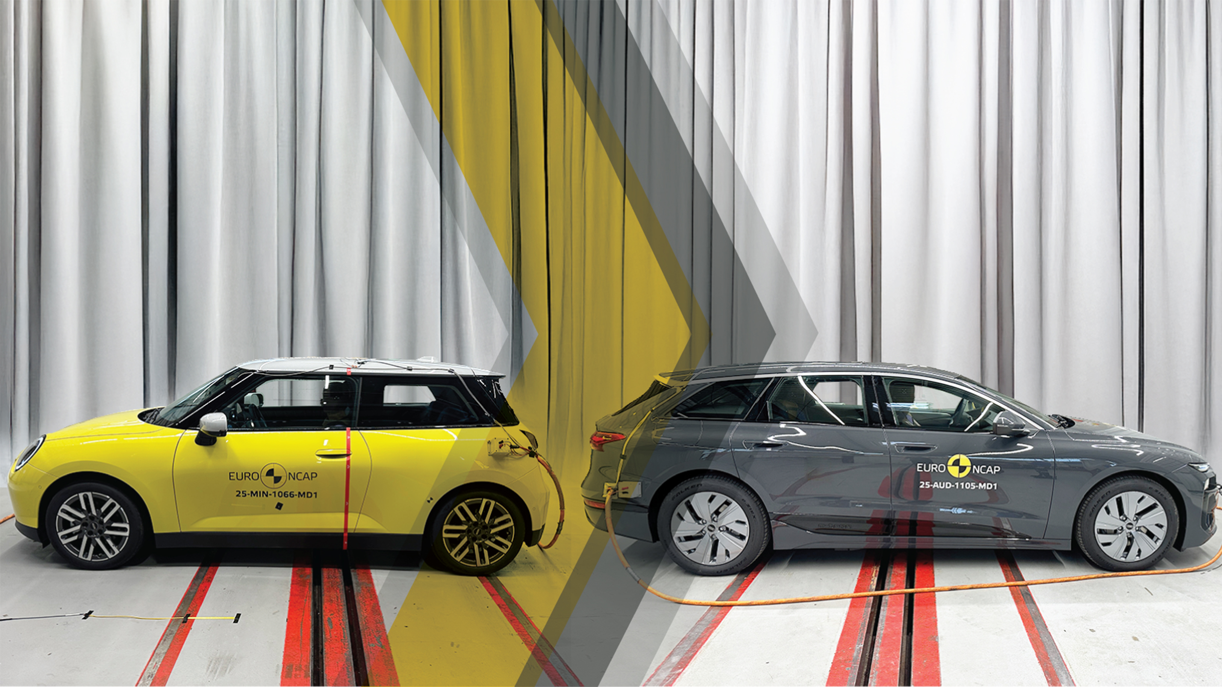 Ein gelber Mini und ein grauer Audi-Kombi stehen nebeneinander