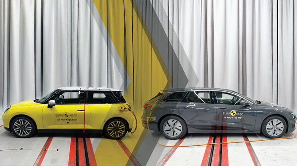 Ein gelber Mini und ein grauer Audi-Kombi stehen nebeneinander