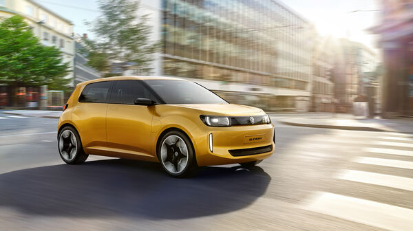 VW ID. EVERY1 fährt durch eine Stadt