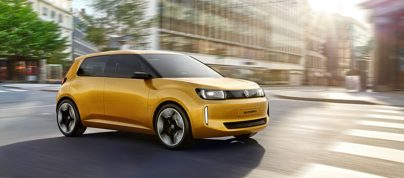 VW ID. EVERY1 fährt durch eine Stadt