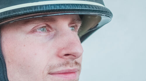 männlicher Kopf mit Feuerwehrhelm