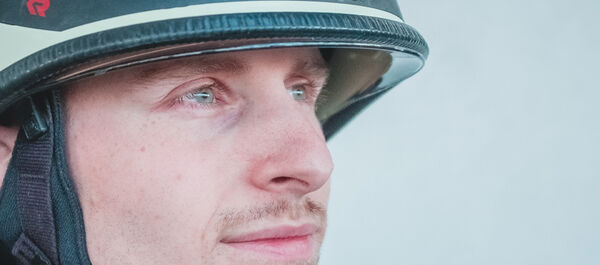 männlicher Kopf mit Feuerwehrhelm