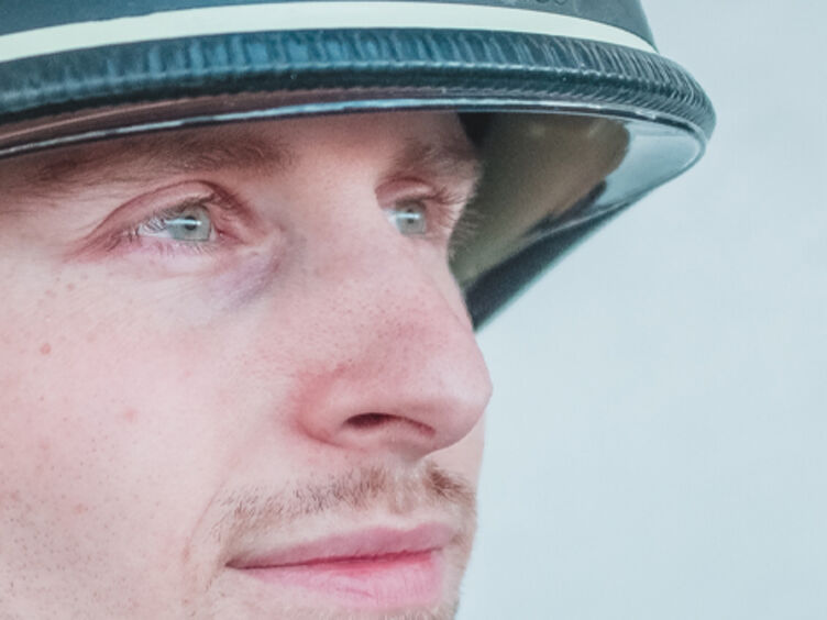 männlicher Kopf mit Feuerwehrhelm