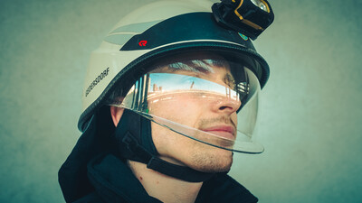 Männlicher Kopf mit Feuerwehrhelm