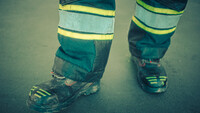 Füße mit Teil der Beine in einer Feuerwehruniform