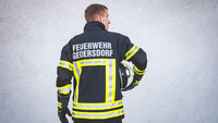 Mann in Feuerwehruniform von hinten.