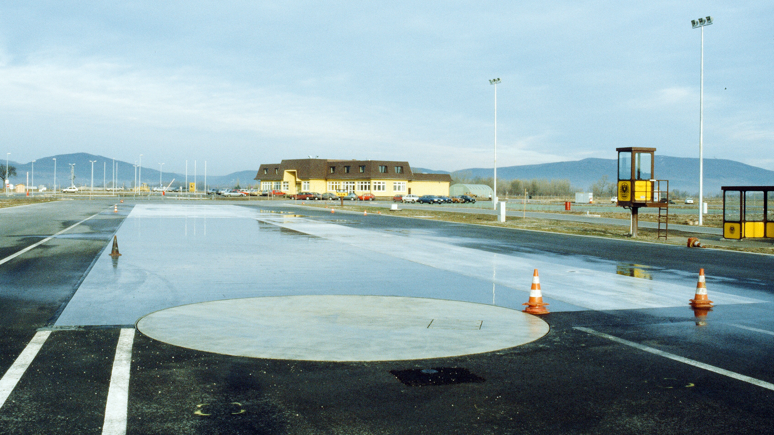 Eine Straße mit einer kreisrunden Platte. Das war zu Beginn die Schleuder-Hydraulikplatte am Fahrtechnikgelände in Teesdorf.