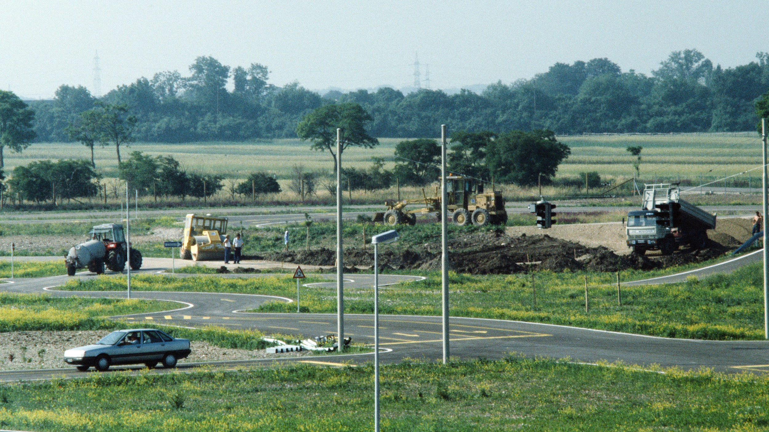 Bau des ÖAMTC Fahrtechnikgeländes Teesdorf 1987. Zu sehen Bagger, Straßen und ein Pkw.