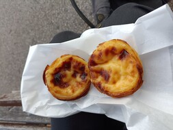 Das Foto zeigt zwei Pastel de Nata, die berühmten Blätterteig-Pudding-Törtchen aus Portugal, von oben.