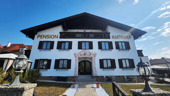Das Hotel Martinihof in Bad Tatzmannsdorf von außen.