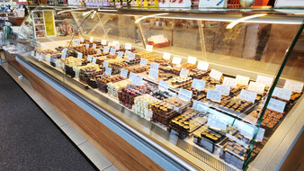 Pralinen in einer Auslage bei der Pralinenmanufaktur Spiegel.