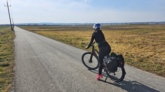 Redakteurin Verena Schauer sitzt am Rad und schaut auf den Bahntrassen-Radweg. Man sieht sie von hinten.