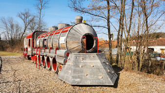 Holzzug in Hannersdorf als Spielanlage.