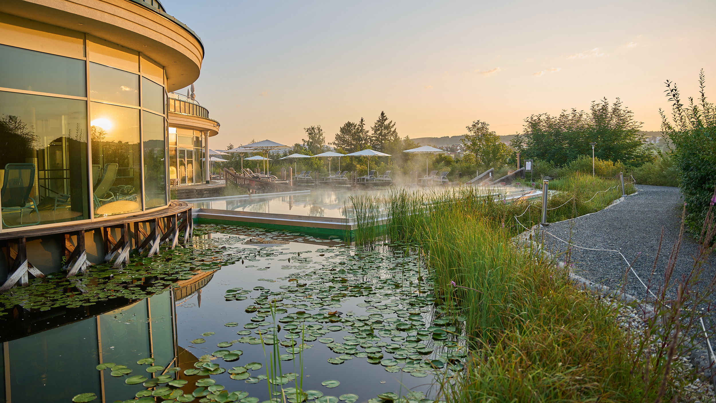Die Avita Therme in Bad Tatzmannsdorf bei Sonnenuntergang.