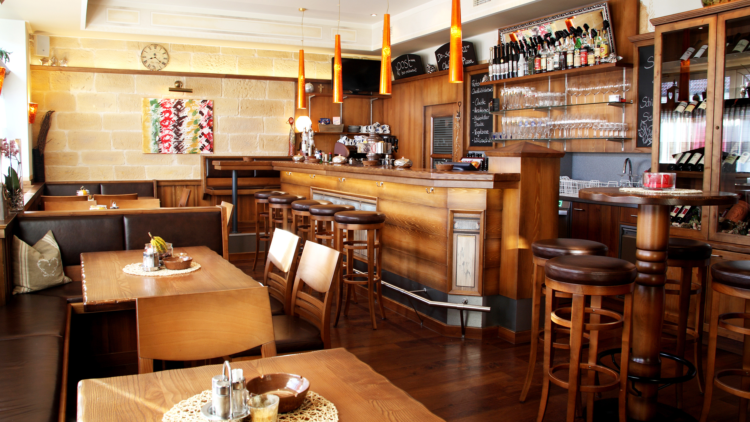 Der Gasthof Wurglits von innen. Man sieht eine klassische Gasthausstube mit viel Holz.