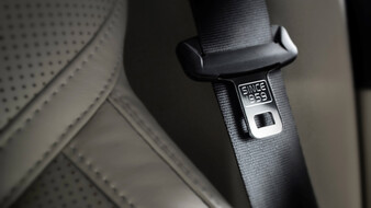 Die Schnalle eines Sicherheitsgurtes im Auto, auf der "Since 1959" eingraviert ist.