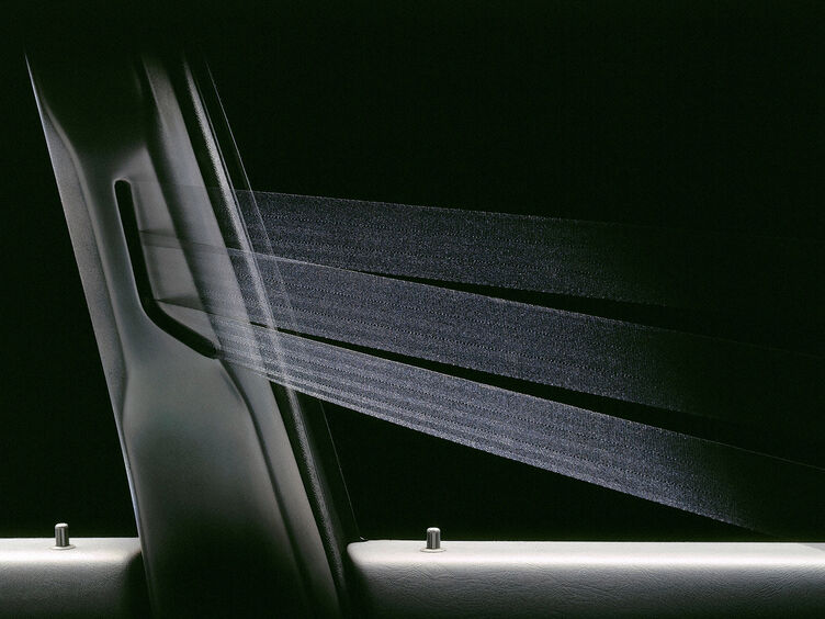 Die 1991 vorgestellten automatisch höhenverstellbaren Sicherheitsgurte.