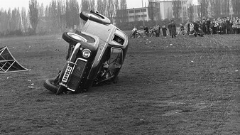 Schwarz-weiß-Aufnahme eines sich überschlagenden Autos.
