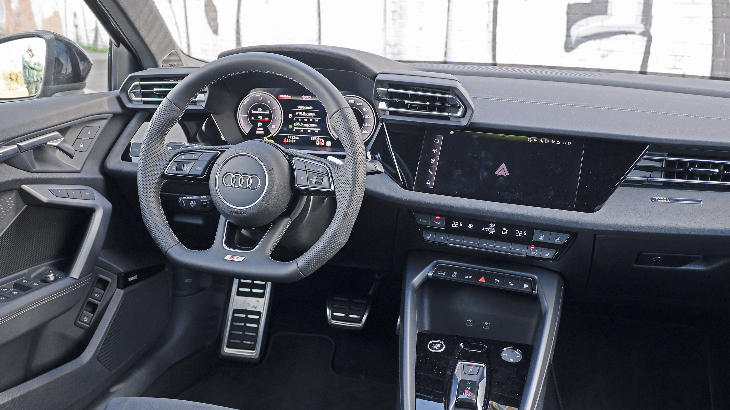 Zu sehen ist das Cockpit des Audi A3 Sportback.