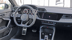 Zu sehen ist das Cockpit des Audi A3 Sportback.