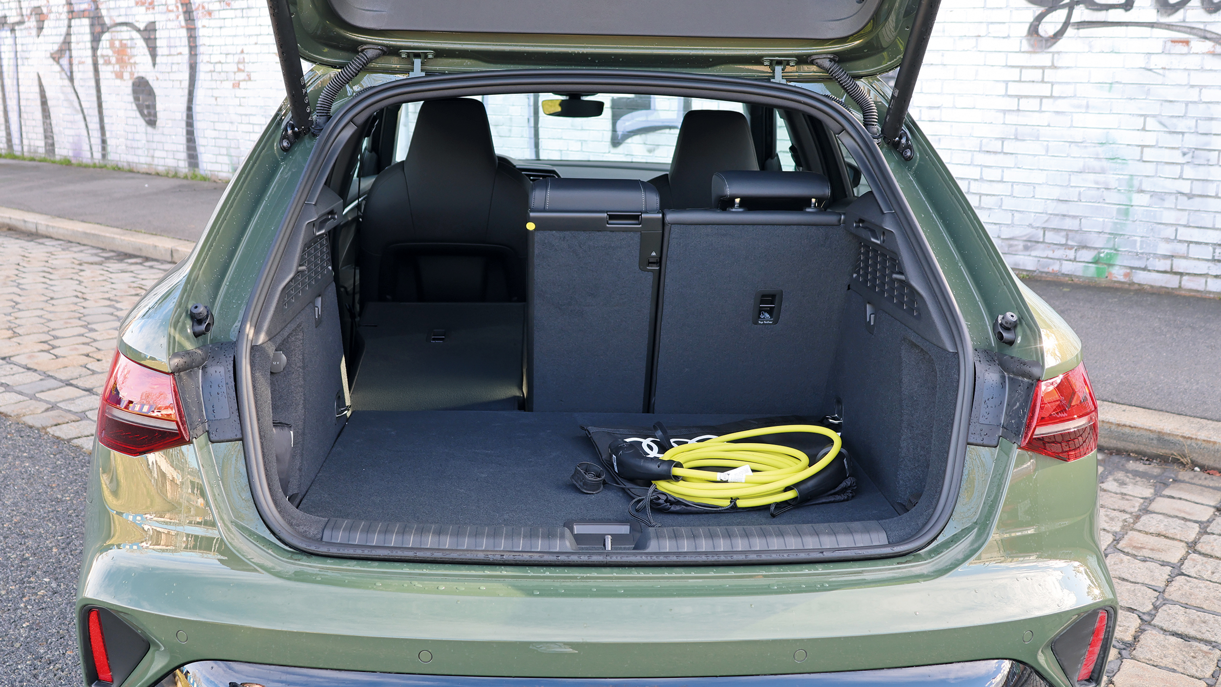 Zu sehen ist der geöffnete Kofferraum des Audi A3 Sportback.