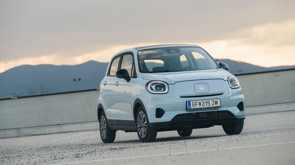 Der blaue Elektro-Kleinstwagen Leapmotor T03 steht auf dem Deck eines Parkhauses.