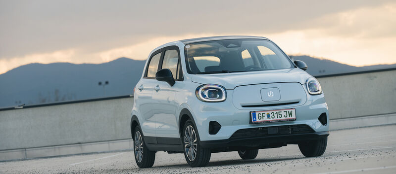 Der blaue Elektro-Kleinstwagen Leapmotor T03 steht auf dem Deck eines Parkhauses.