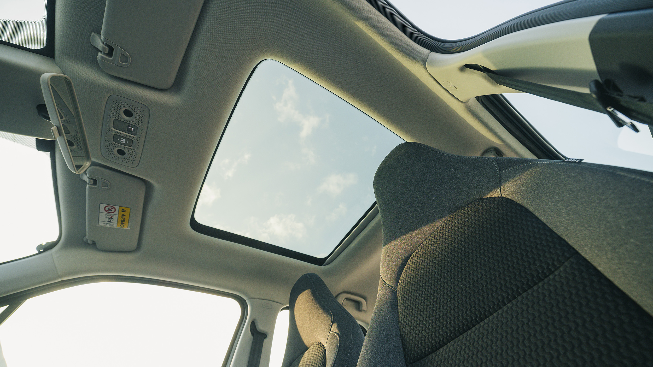 Panoramadach eines Autos.