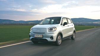Der blaue Elektro-Kleinstwagen Leapmotor T03 fährt über eine Landstraße.