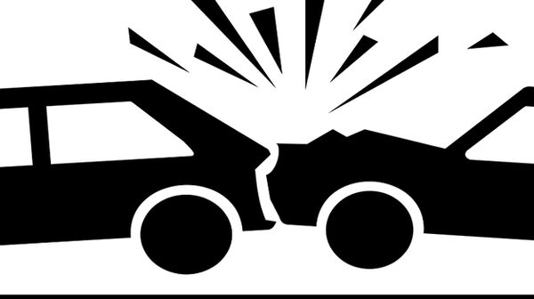 Zu sehen ist ein Pictogram von einem Autounfall. Das eine Auto fährt auf das andere auf.