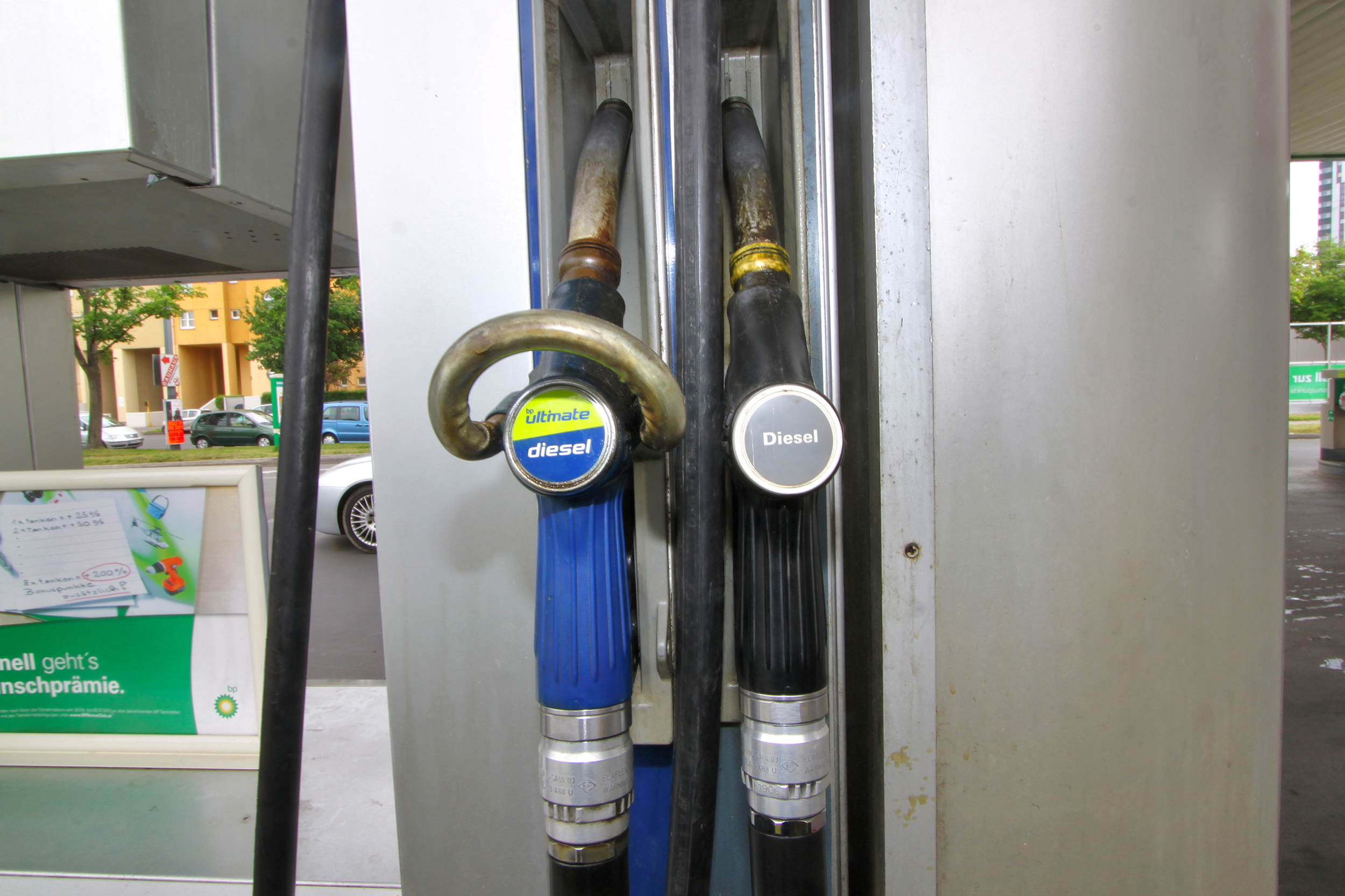 Zapfsäule mit zwei Zapfpistolen - Diesel und Ultimate Diesel.