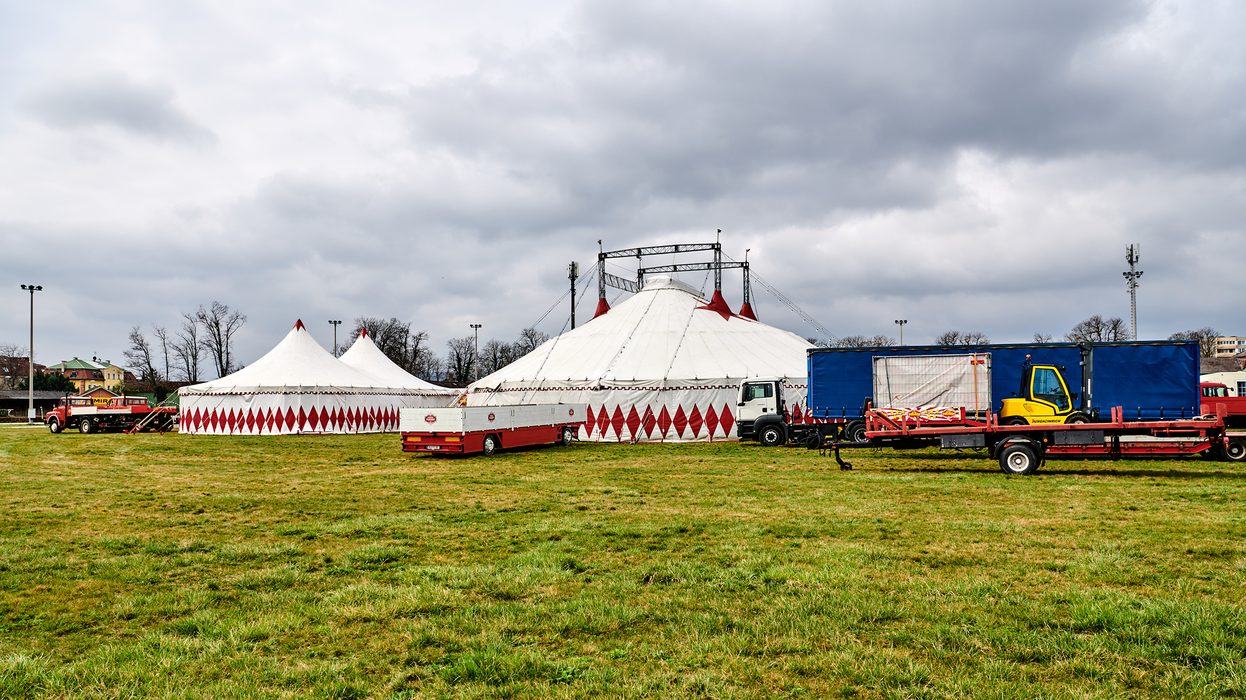 Die Zirkuszelte des Circus Pikard am Stellplatz in Baden.