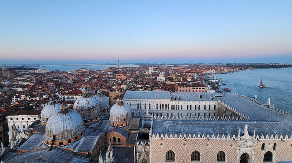 Abendlicher Blick auf Venedig, Kuppeln sind zu sehen.