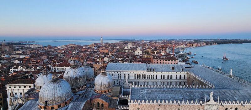 Abendlicher Blick auf Venedig, Kuppeln sind zu sehen.