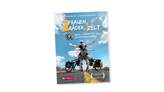 Buchcoverbild "2 Frauen, 2 Räder, 1 Zelt". Darauf sind 2 Frauen zu sehen, die vor ihren Rädern auf einer Straße stehen. Die eine hat die andere huckepack am Rücken.